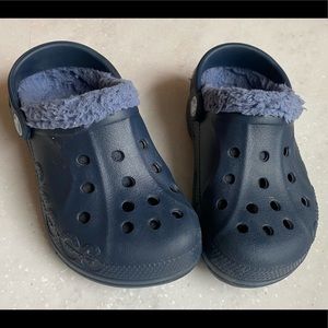 Crocs kids 10/11 Navy fur lined clog, warm & cozy